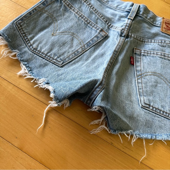 Levi’s medium wash 501 shorts - Picture 6 of 7